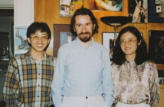 1992年，朱銳（左）赴美國(guó)杜蘭大學(xué)攻讀心靈哲學(xué)與認(rèn)知科學(xué)，師從心靈哲學(xué)和認(rèn)知科學(xué)家Radu Bogdan（中），右為朱銳師姐、北師大教授田平。