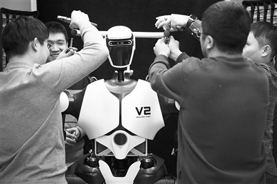 科研人員在調(diào)試機器人。新華社記者 金立旺攝