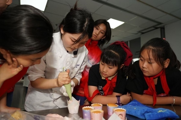 一日營首發(fā)團探訪技能大師工作室并現(xiàn)場開展實踐體驗活動。徐匯區(qū)總工會供圖