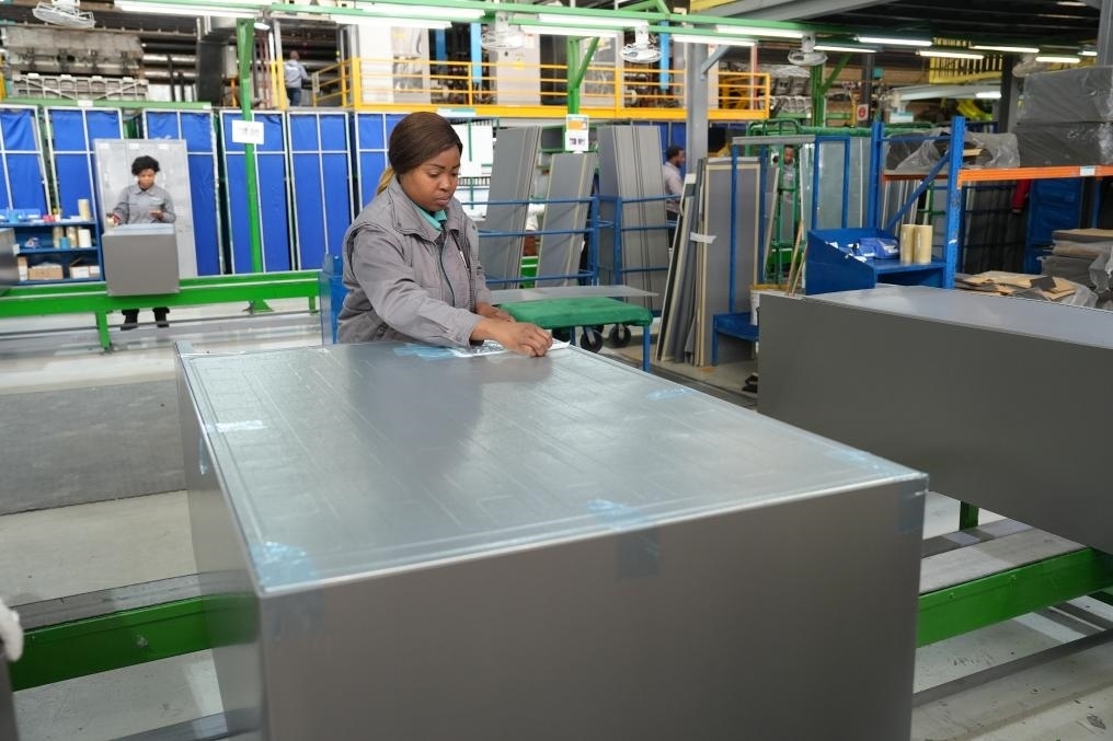 8月14日，在南非開普敦，當?shù)貑T工在海信南非工業(yè)園的冰箱生產(chǎn)線上工作。新華社記者王雷攝