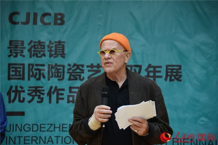 瑞典藝術(shù)家托比恩·卡爾斯博致辭。人民網(wǎng)記者 殷淼攝