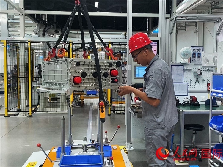 技術人員進行系統(tǒng)化測試。人民網記者 于洋攝