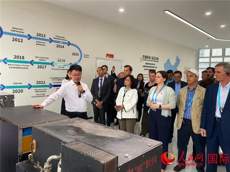 于民向駐華外交官和國際組織駐華代表介紹企業(yè)發(fā)展情況。人民網 宋歌攝