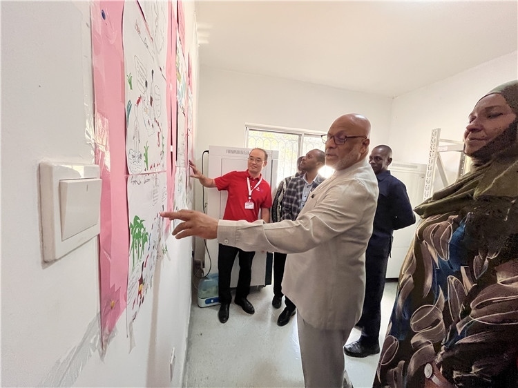 坦桑尼亞桑給巴爾衛(wèi)生部部長馬茲伊參觀科普室。專家組供圖