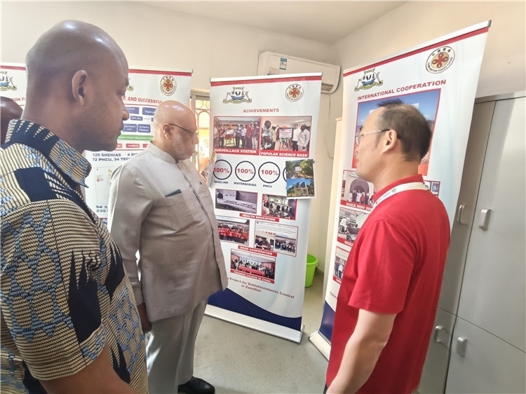 中方專家組組長黃玉政介紹項目進展。專家組供圖