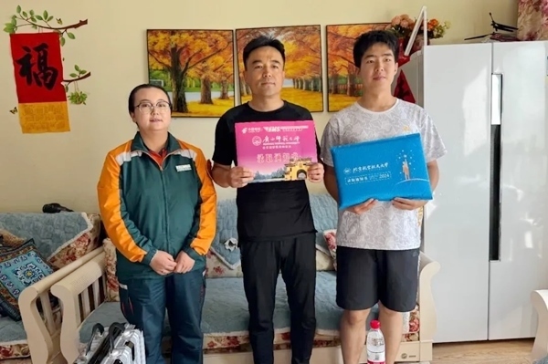 劉傲寒父子收到錄取通知書。北航供圖