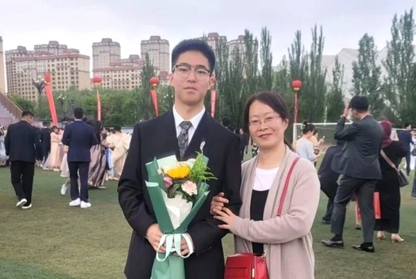 劉傲寒和媽媽合影。北航供圖