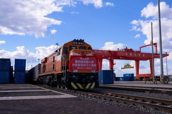 2023年9月20日，一列中歐班列行駛在內(nèi)蒙古滿洲里站貨運(yùn)車間集裝箱場(chǎng)。作為我國(guó)向北開(kāi)放的“橋頭堡”、中歐班列“東通道”的重要口岸，滿洲里鐵路口岸不斷加大中歐班列通道能力建設(shè)，進(jìn)一步提升運(yùn)輸效率和品質(zhì)