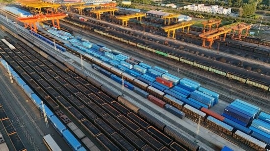這是2024年8月14日在黑龍江綏芬河鐵路口岸集裝箱換裝場(chǎng)拍攝的集裝箱換裝作業(yè)現(xiàn)場(chǎng)（無(wú)人機(jī)照片）。今年前七個(gè)月，綏芬河鐵路口岸開(kāi)行中歐班列573列，運(yùn)量達(dá)55246標(biāo)箱，同比分別增長(zhǎng)23%和18%，班列數(shù)量持續(xù)保持高位運(yùn)行。