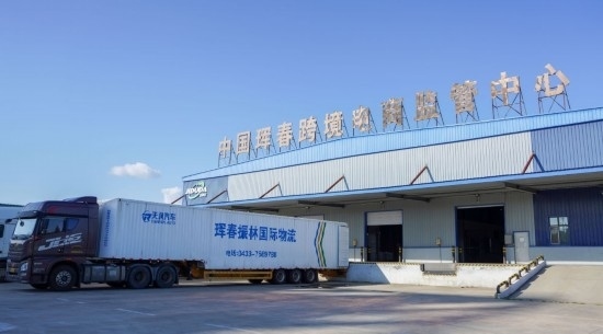 2024年8月13日，貨車在吉林省延邊朝鮮族自治州琿春綜合保稅區(qū)跨境電商物流倉(cāng)庫(kù)裝載商品。琿春市位于中俄朝三國(guó)交界處，是吉林省唯一對(duì)俄口岸城市。近年來(lái)，琿春依托口岸，積極發(fā)展進(jìn)出口加工、能源、跨境電商等產(chǎn)業(yè)集群。