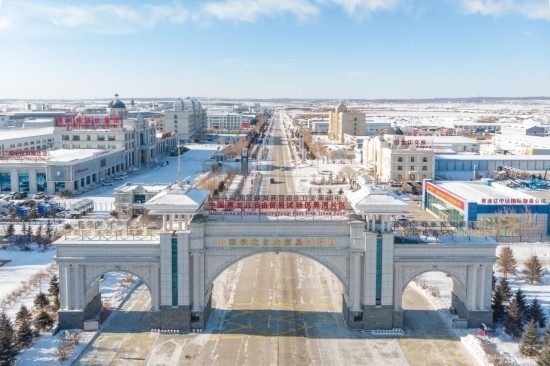 這是2024年1月31日拍攝的中國(guó)（黑龍江）自由貿(mào)易試驗(yàn)區(qū)黑河片區(qū)（無(wú)人機(jī)照片）。五年來(lái)，中國(guó)（黑龍江）自由貿(mào)易試驗(yàn)區(qū)將“試驗(yàn)田”種成“高產(chǎn)田”，以全省萬(wàn)分之三的面積，貢獻(xiàn)了全省約五分之一的實(shí)際使用外資和七分之一的外貿(mào)進(jìn)出口，在對(duì)外合作、降低物流成本、培育特色產(chǎn)業(yè)和新業(yè)態(tài)新模式等方面深入探索，成功產(chǎn)出超過(guò)300項(xiàng)制度創(chuàng)新成果。