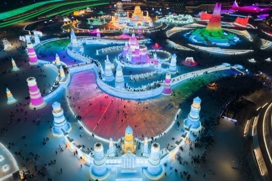 2024年1月1日，來(lái)自世界各地的游客在哈爾濱冰雪大世界園區(qū)內(nèi)游玩（無(wú)人機(jī)照片）。