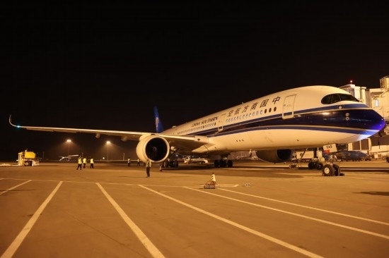 2024年4月24日晚，南航沈陽(yáng)-法蘭克福CZ8021首航航班在沈陽(yáng)桃仙國(guó)際機(jī)場(chǎng)準(zhǔn)備起飛。這是國(guó)內(nèi)航司在東北地區(qū)開(kāi)通的首條直飛德國(guó)定期航線。