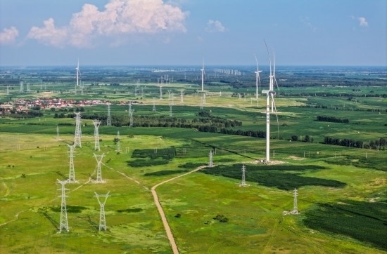 這是2024年7月19日拍攝的內(nèi)蒙古通遼238萬(wàn)千瓦風(fēng)電項(xiàng)目（無(wú)人機(jī)照片）。此項(xiàng)目每年可將75億千瓦時(shí)清潔電能經(jīng)扎魯特—青州±800（千伏）直流特高壓外送通道送至山東地區(qū)消納，相當(dāng)于滿足受端地區(qū)超過(guò)300萬(wàn)戶居民家庭用電需求，節(jié)約標(biāo)煤261萬(wàn)噸，減少二氧化碳排放634萬(wàn)噸。