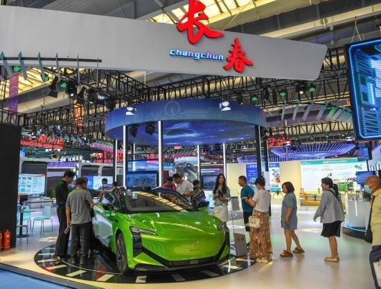 2023年8月23日，人們?cè)诘谑膶弥袊?guó)—東北亞博覽會(huì)上參觀一汽紅旗新能源車型。