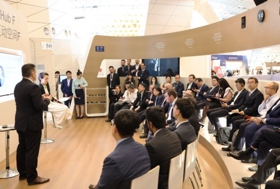 2024年6月26日，嘉賓在第十五屆夏季達(dá)沃斯論壇主會(huì)場(chǎng)——遼寧大連國(guó)際會(huì)議中心參與互動(dòng)討論。