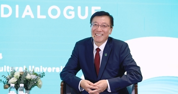 孫其信在2024世界農(nóng)業(yè)科技創(chuàng)新大會(huì)首場(chǎng)大咖對(duì)話上發(fā)言。中國(guó)農(nóng)業(yè)大學(xué)供圖