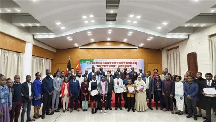 與會(huì)嘉賓和留學(xué)生們合影留念。中國駐肯尼亞大使館供圖