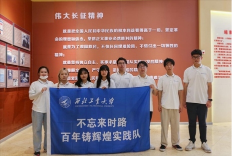 實踐隊員學(xué)習(xí)長征精神。學(xué)校供圖