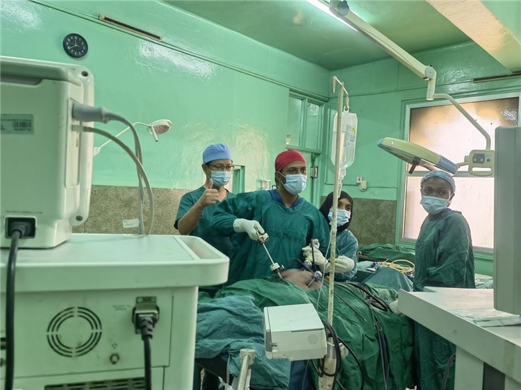 隊長蔣國慶（左一）關(guān)注當(dāng)?shù)蒯t(yī)生手術(shù)情況。中國援桑醫(yī)療隊供圖