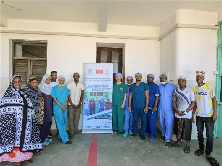 隊長蔣國慶（右七）和手術(shù)醫(yī)生、部分患者合影。中國援桑醫(yī)療隊供圖