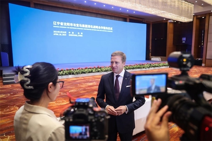 2024年4月26日，寶馬集團(tuán)董事長齊普策在遼寧省沈陽市與寶馬集團(tuán)深化戰(zhàn)略合作簽約儀式現(xiàn)場接受采訪。新華社記者潘昱龍攝