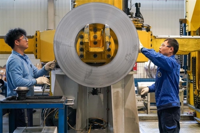 2023年3月16日，工人在位于太倉市高新區(qū)的威爾斯新材料（太倉）有限公司生產(chǎn)車間內(nèi)進(jìn)行加工作業(yè)。新華社記者李博攝