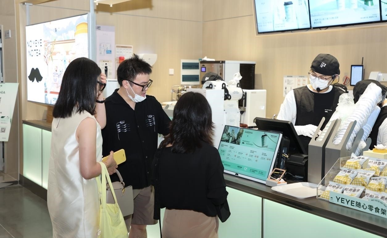 “爺爺不泡茶”奶茶品牌店。人民網(wǎng) 王戰(zhàn)雄攝