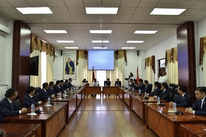 當?shù)貢r間8月20日，圭亞那總統(tǒng)伊爾凡·阿里在圭亞那首都喬治敦鐘阿瑟會議中心會見了即將離任的中國（江蘇）第19期援圭亞那醫(yī)療隊。 中國（江蘇）第19期援圭亞那醫(yī)療隊供圖