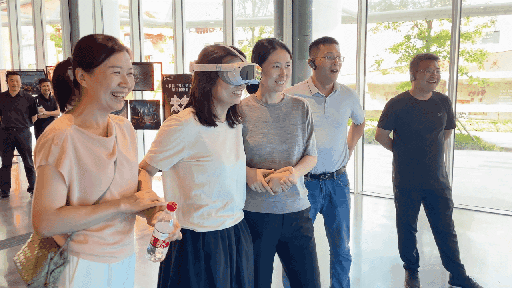 研學(xué)團(tuán)成員正在用VR眼鏡體驗(yàn)。人民網(wǎng) 王戰(zhàn)雄攝