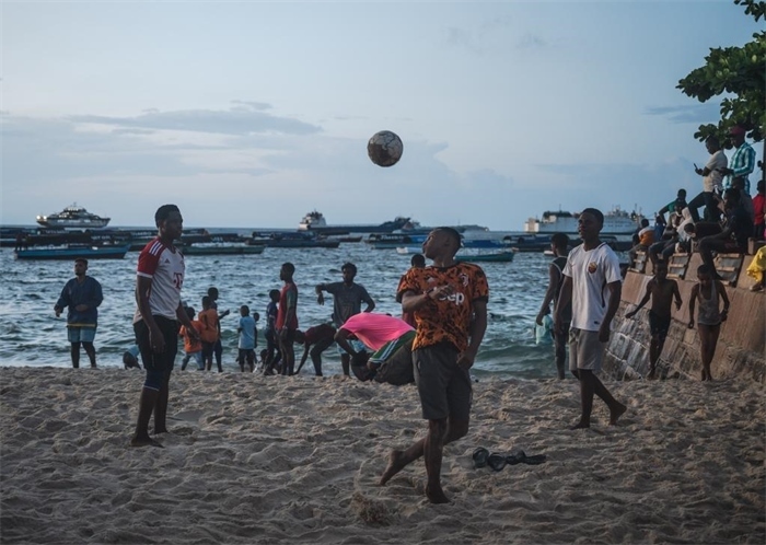 2023年12月31日，人們在坦桑尼亞桑給巴爾島海濱踢球。新華社記者王冠森攝