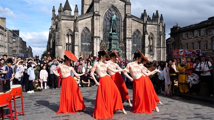 《長(zhǎng)城魂》的演員在愛(ài)丁堡皇家一英里街頭演出。主辦方供圖