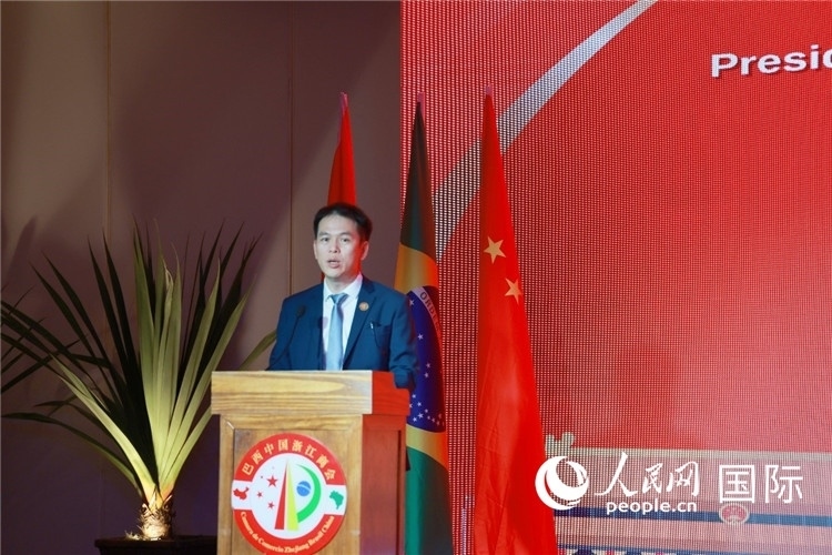 巴西中國浙江商會執(zhí)行會長陳翔廣宣讀賀電。人民網(wǎng)記者 陳海琪攝