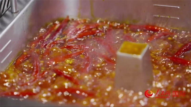 成都麻辣火鍋。人民網(wǎng)記者 張榮攝