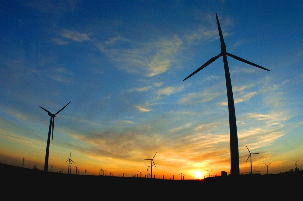 2005年，吉林省白城市通榆縣境內(nèi)幾十部風(fēng)力發(fā)電機(jī)組在工作。新華社發(fā)