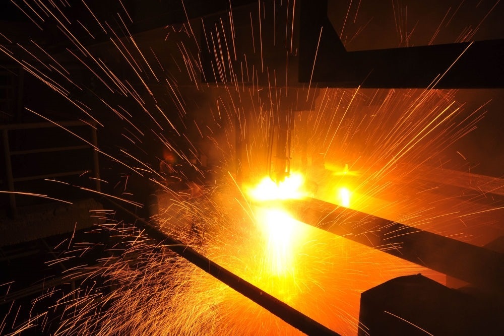 2015年3月10日，東北特鋼集團(tuán)大連基地生產(chǎn)的合金鋼連鑄坯進(jìn)行定尺切割。新華社發(fā)