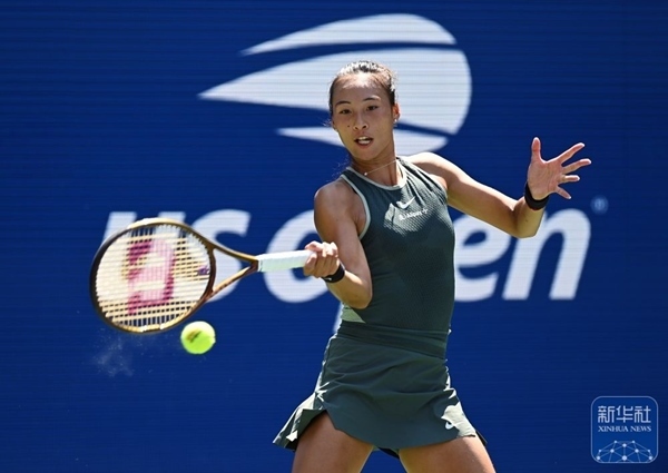 鄭欽文在比賽中回球。新華社記者 李睿 攝