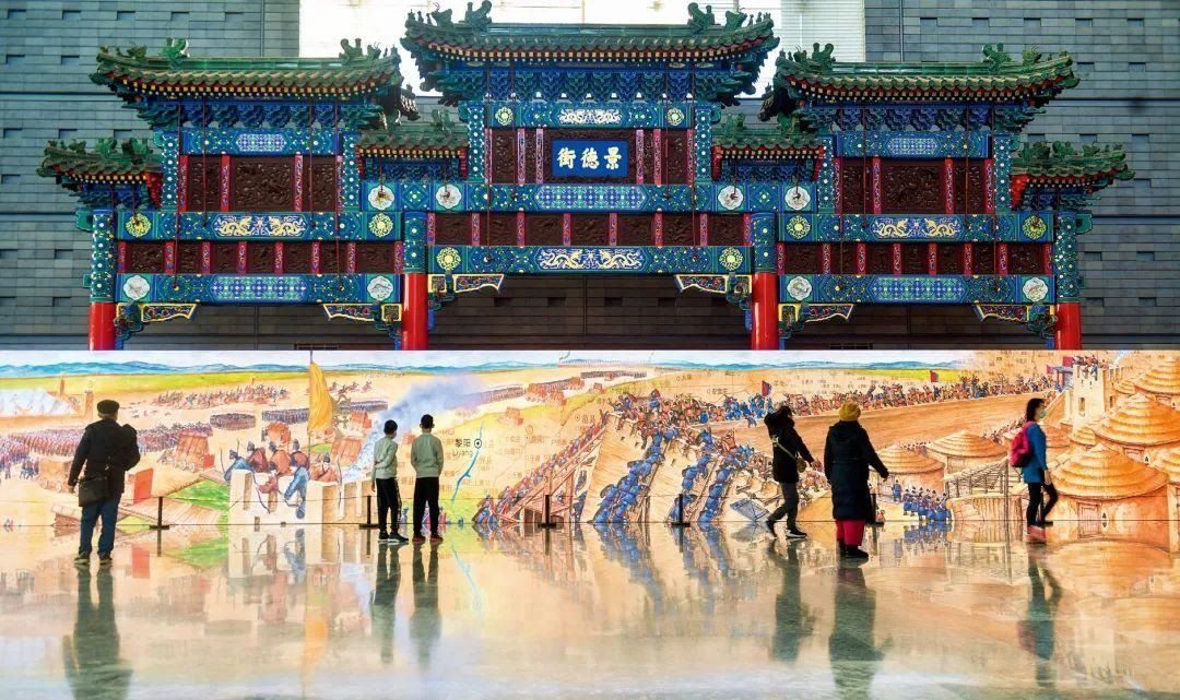 △2022年1月，觀眾在首都博物館參觀“穿越時(shí)空的大運(yùn)河”數(shù)字影像展。