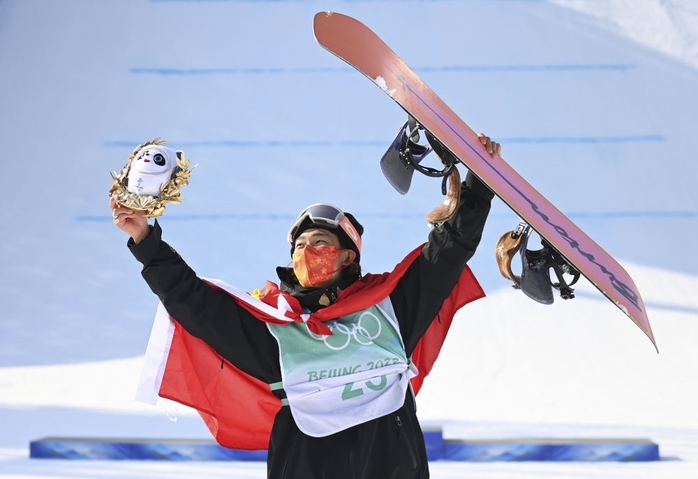 蘇翊鳴在北京2022年冬奧會單板滑雪男子大跳臺決賽奪冠后慶祝（2022年2月15日攝）。新華社記者 黃宗治 攝