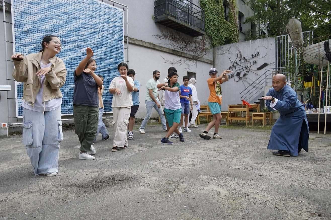 孩子們與魯汶大學武術(shù)老師，北少林長拳傳人羅師傅學習中國功夫。比利時維他命文化傳媒供圖