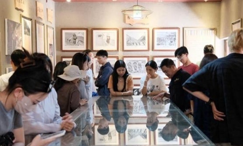 同學們觀摩文旅設(shè)計。校方供圖