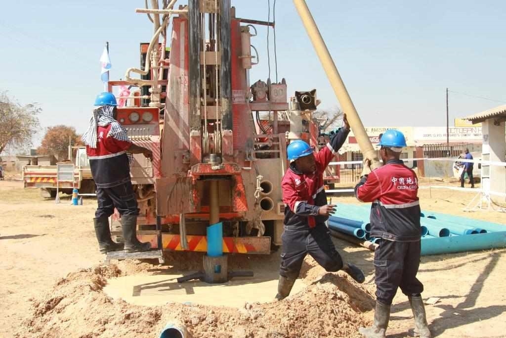 7月22日，工人在津巴布韋東馬紹納蘭省舉行的中國援津巴布韋300口水井項(xiàng)目開工儀式上鉆井。新華社發(fā)