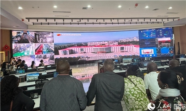 研討班一行在塔山煤礦參觀。人民網(wǎng) 曹欣悅攝