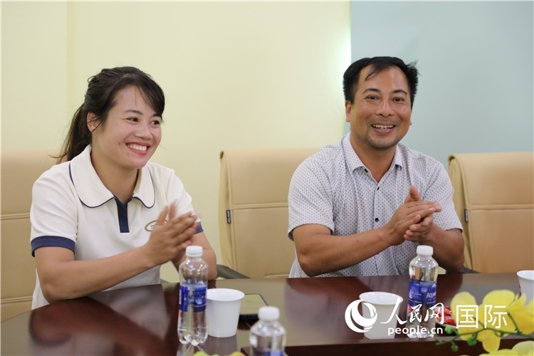 越南沙巴市黃連寄宿制民族小學(xué)老師阮氏秋姮、阮文享。人民網(wǎng)記者簡承淵攝