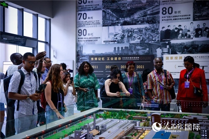 2024“一帶一路”媒體合作論壇聯(lián)合采訪調(diào)研行成員在東郊記憶園區(qū)參觀采訪。本報(bào)記者 伊霄攝