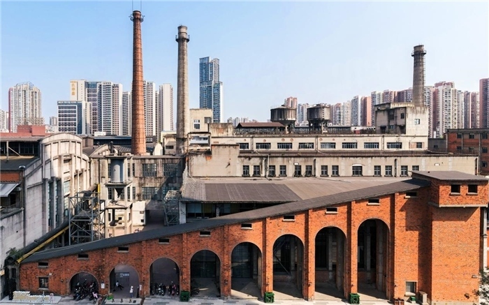 在原成都國營紅光電子管廠舊址上改建而成的東郊記憶園區(qū)南大門。大門既保留了老工業(yè)區(qū)的風(fēng)貌，又融入了現(xiàn)代審美和創(chuàng)意，成為了園區(qū)一大亮點(diǎn)。資料圖片