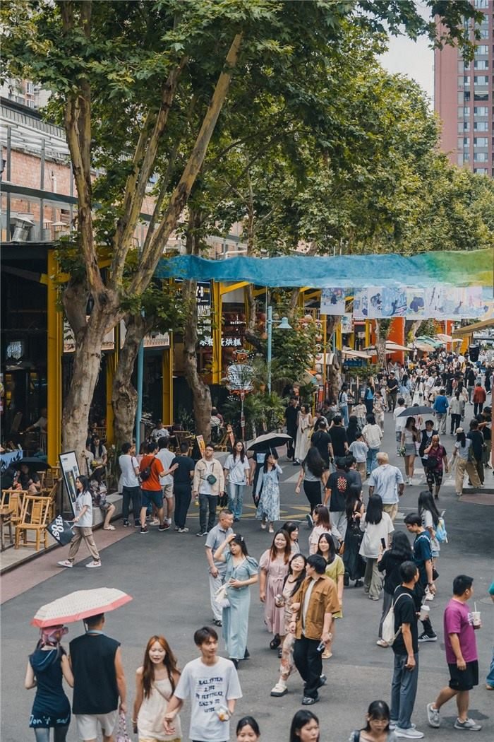 北街美食區(qū)是東郊記憶園區(qū)集美食、文化與休閑于一體的特色區(qū)域，為游客和當(dāng)?shù)鼐用裉峁┝素S富多樣的餐飲選擇。資料圖片