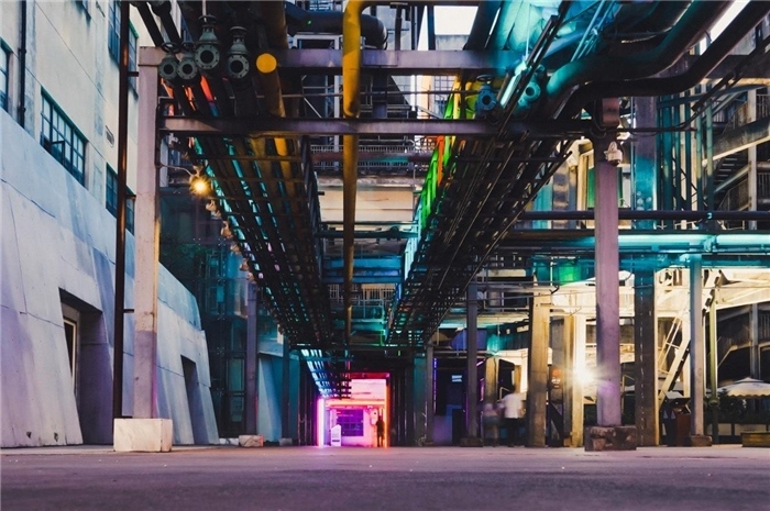 東郊記憶園區(qū)工業(yè)橫街完整地保留了園區(qū)的工業(yè)元素，如工業(yè)煙囪、動力管廊架和水塔等，形成了園區(qū)獨(dú)特的工業(yè)風(fēng)景線。資料圖片