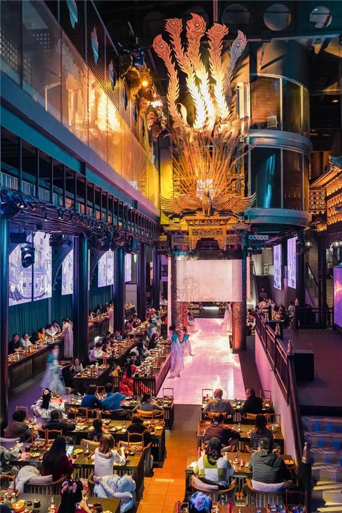 東郊記憶園區(qū)內(nèi)以蜀地文化為創(chuàng)作背景，溯源中國傳統(tǒng)宴飲儀禮打造的全景沉浸式漢文化主題餐秀。成都傳媒集團(tuán)供圖