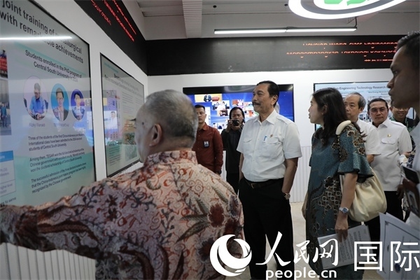 印尼對華合作牽頭人、統(tǒng)籌部長盧胡特（中）參觀中國—印尼新能源材料與冶金工程技術(shù)聯(lián)合研究實驗室。人民網(wǎng)記者曹師韻攝